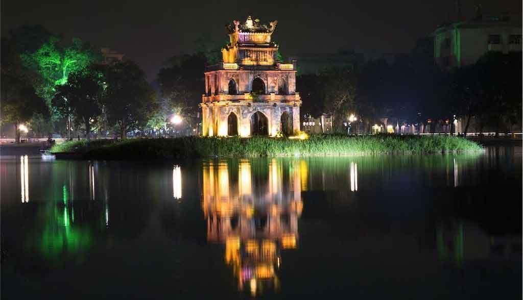 Vietnam Reisen - Die Pagode auf dem Hoan Kiem-See liegt mitten in der Altstadt von Hanoi