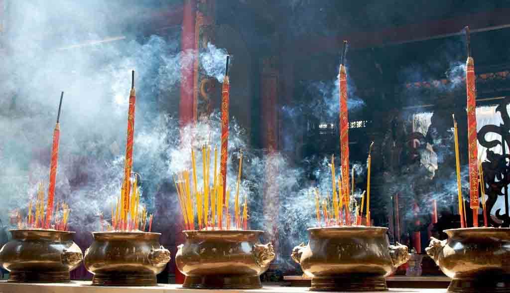 Vietnam Reisen - Räucherstäbchen in einem Tempel im Chinatown von Saigon